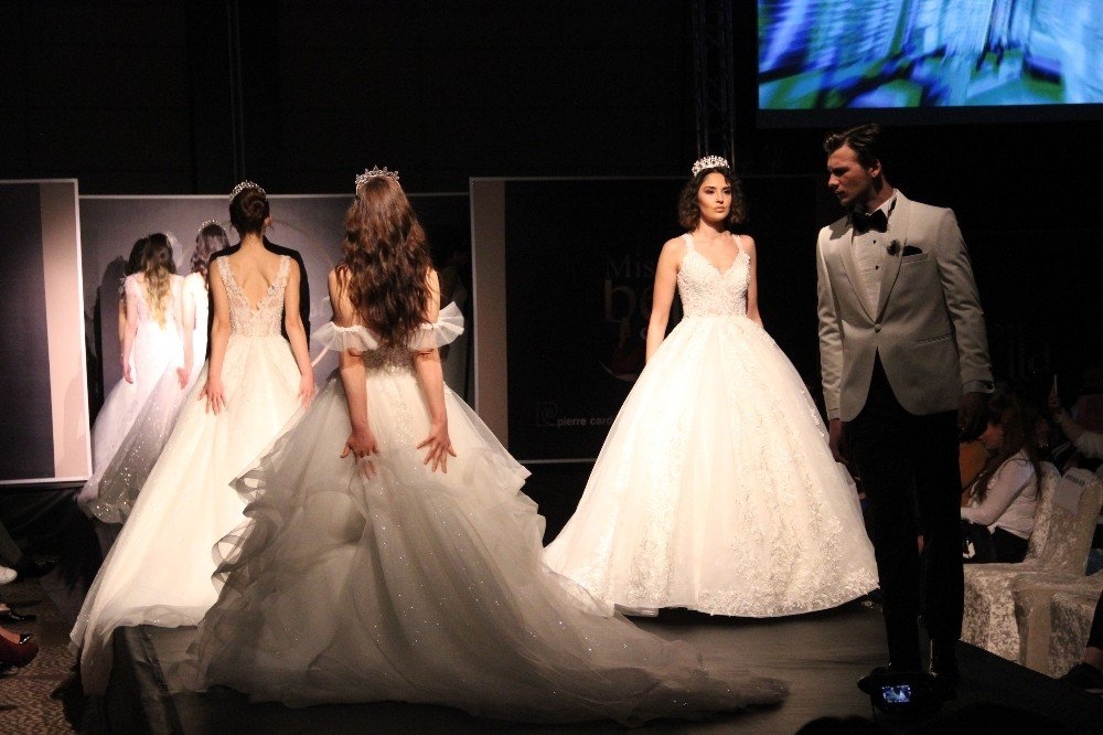 Karaman’da Ünlü Mankenlerden Gelinlik Defilesi 12