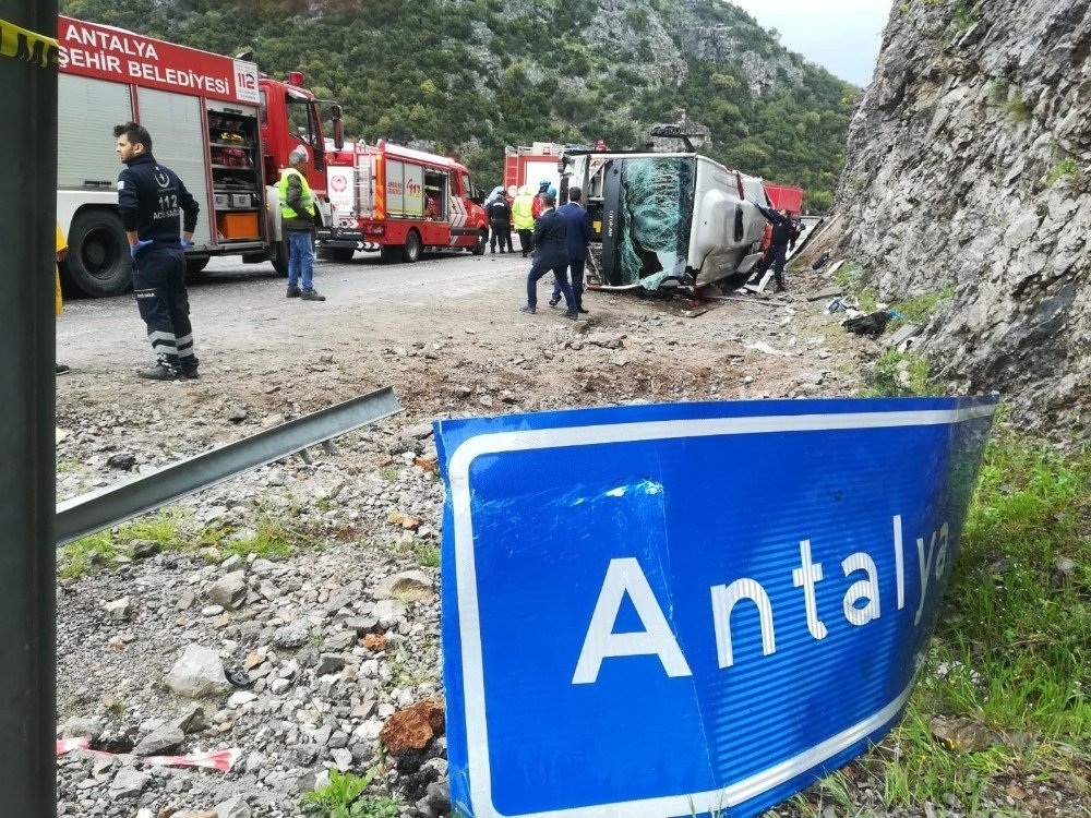 Antalya’da Feci Kaza: 3 Ölü, 14 Yaralı 4