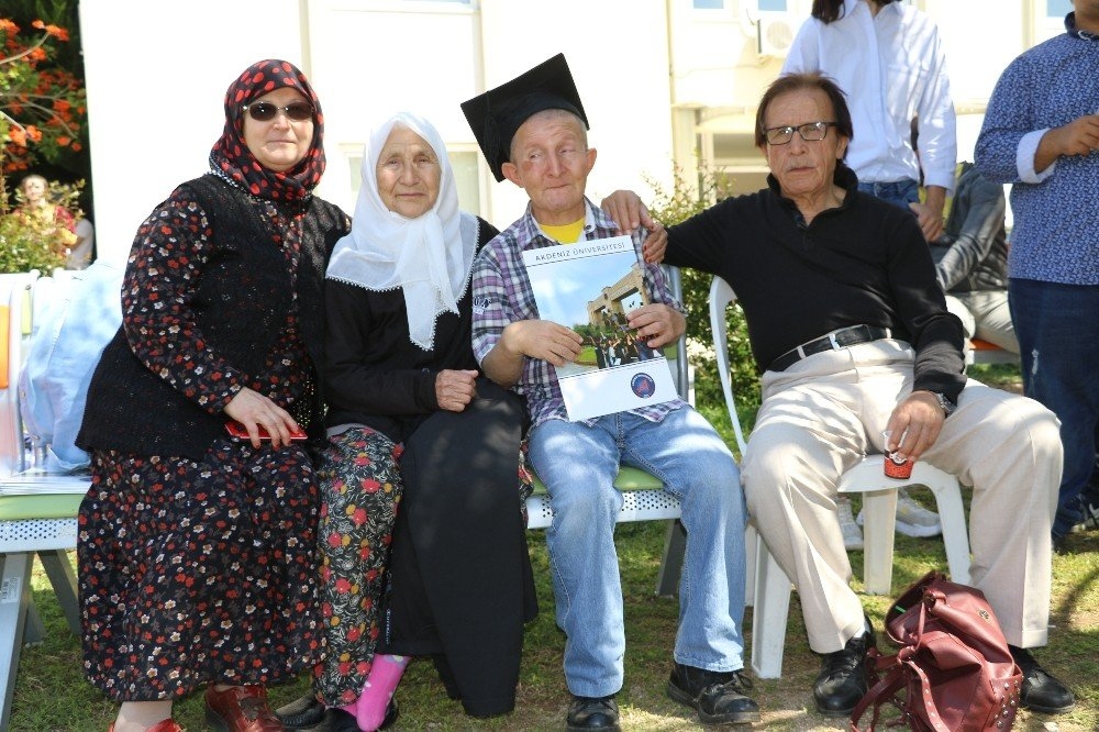 Antalya'da Engelli Gençlerin Mezuniyet Sevinci 10