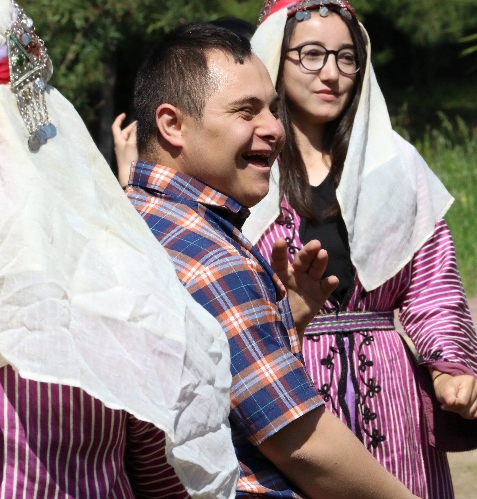 Antalya'da Engelli Gençlerin Mezuniyet Sevinci 11