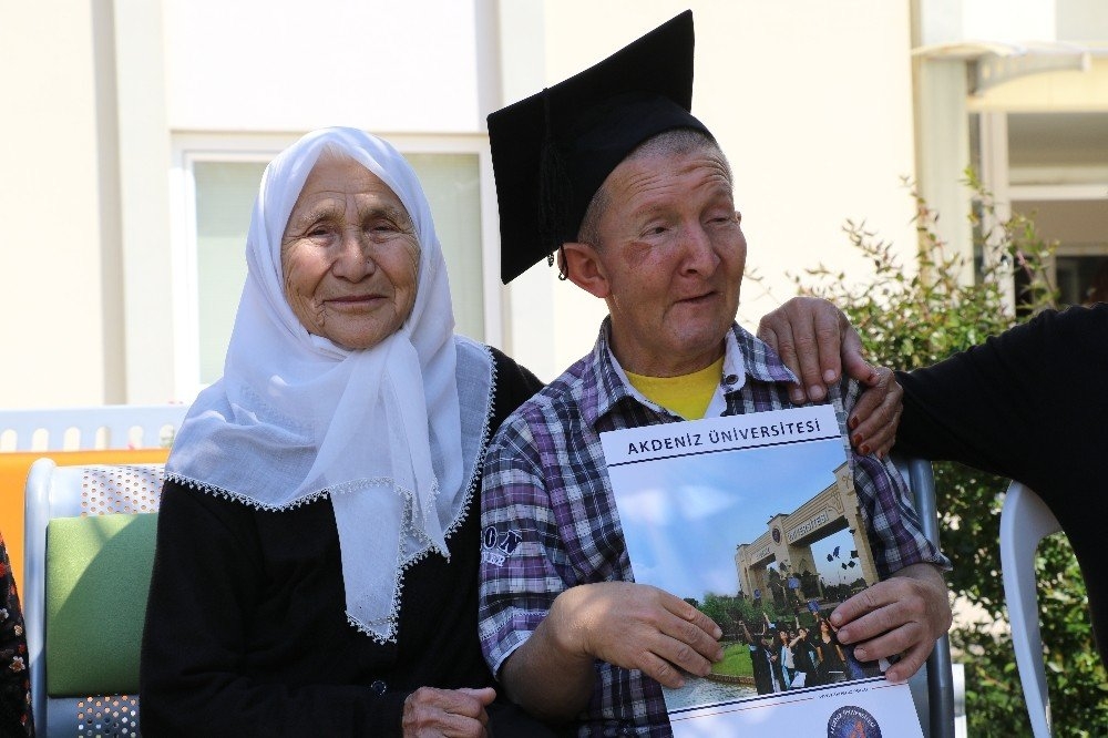 Antalya'da Engelli Gençlerin Mezuniyet Sevinci 2