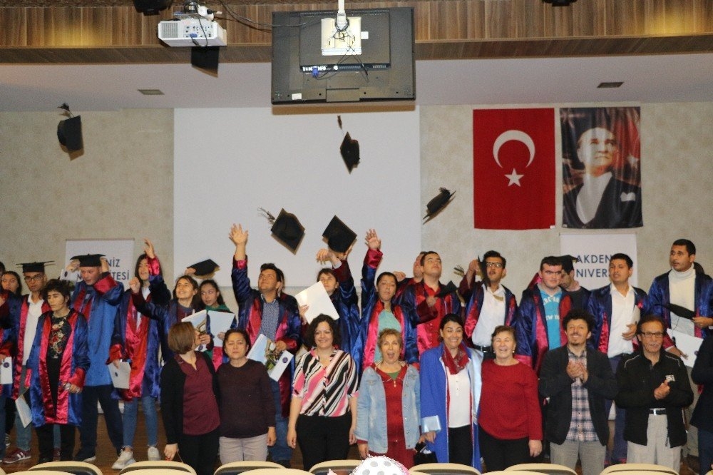 Antalya'da Engelli Gençlerin Mezuniyet Sevinci 3