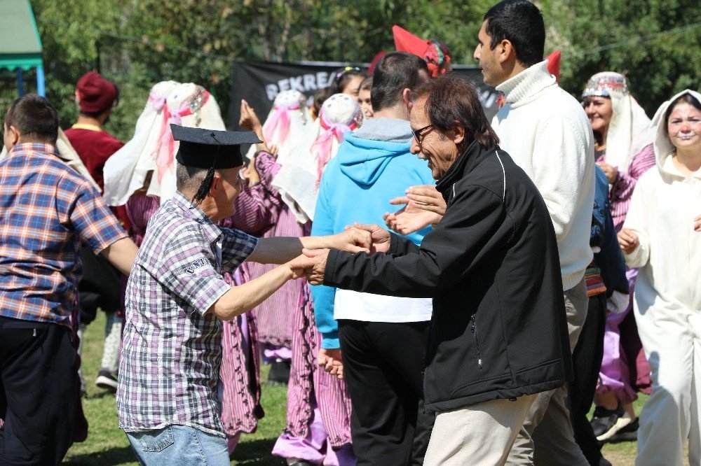 Antalya'da Engelli Gençlerin Mezuniyet Sevinci 4