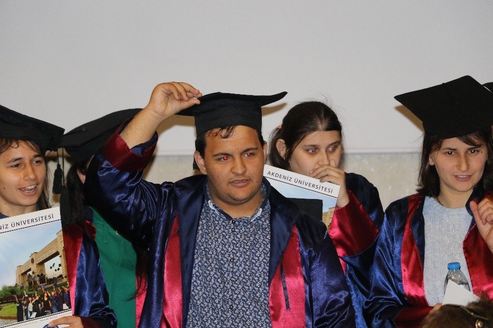 Antalya'da Engelli Gençlerin Mezuniyet Sevinci 8