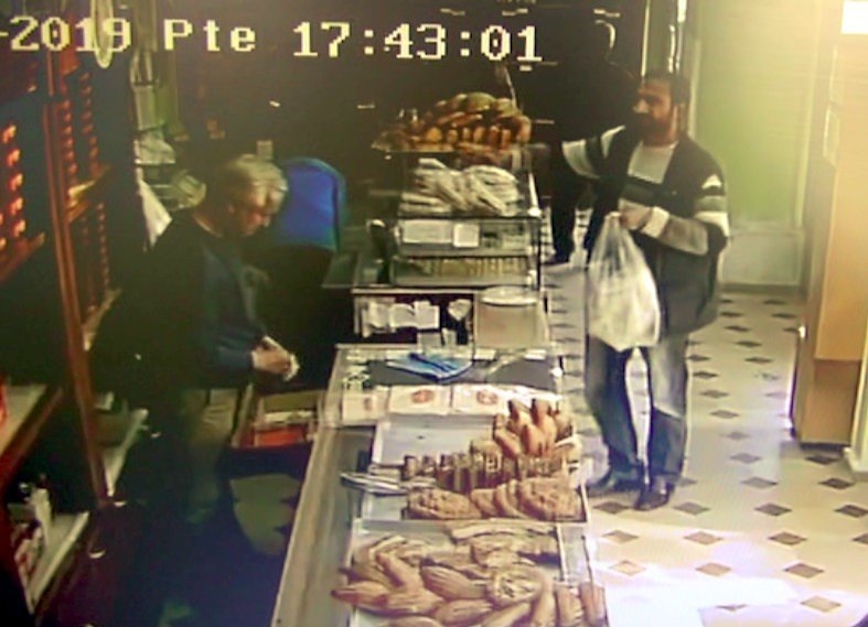 Antalya'da Fırının Sadaka Kutusunu Ekmeklerin Arasına Koyup Götürdü 1