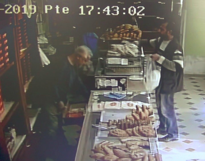 Antalya'da Fırının Sadaka Kutusunu Ekmeklerin Arasına Koyup Götürdü 4