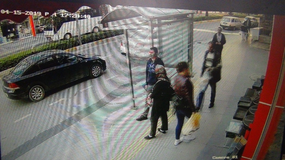 Antalya'da Fırının Sadaka Kutusunu Ekmeklerin Arasına Koyup Götürdü 6