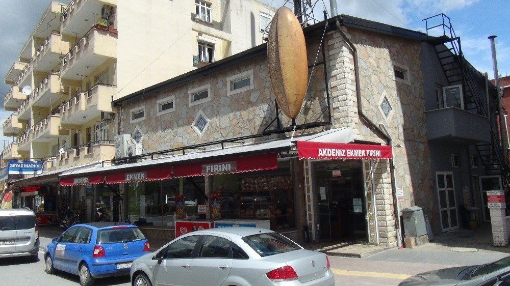 Antalya'da Fırının Sadaka Kutusunu Ekmeklerin Arasına Koyup Götürdü 8