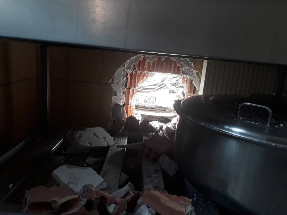 Aksaray'da Kalp Krizi Geçiren Sürücü Duvara Çarptı 1