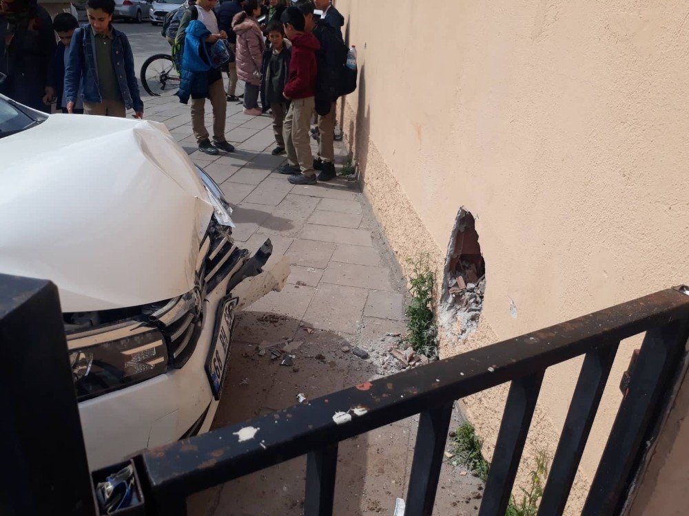 Aksaray'da Kalp Krizi Geçiren Sürücü Duvara Çarptı 2