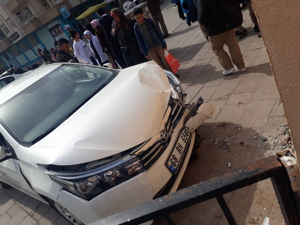 Aksaray'da Kalp Krizi Geçiren Sürücü Duvara Çarptı 3