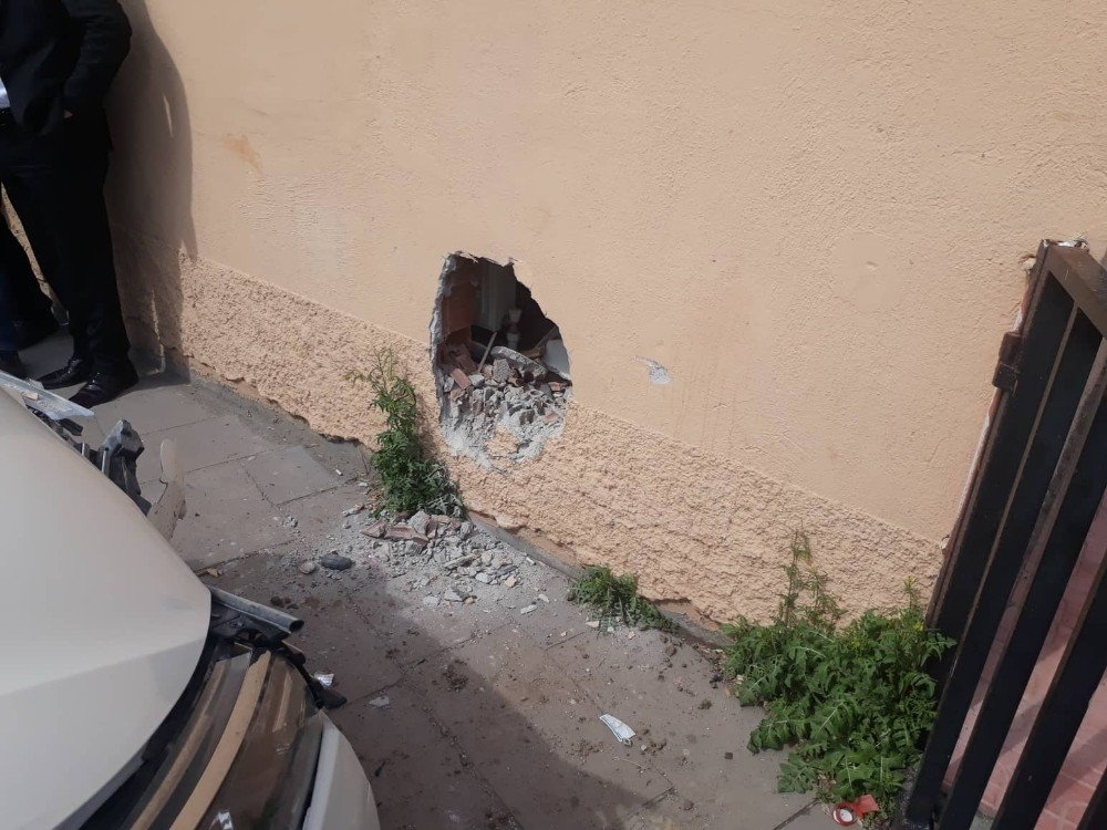 Aksaray'da Kalp Krizi Geçiren Sürücü Duvara Çarptı 4