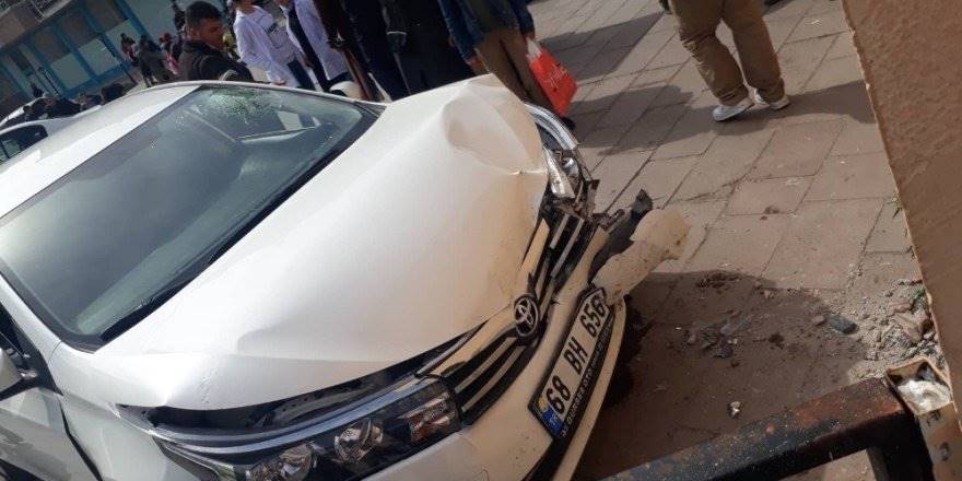 Aksaray'da Kalp Krizi Geçiren Sürücü Duvara Çarptı