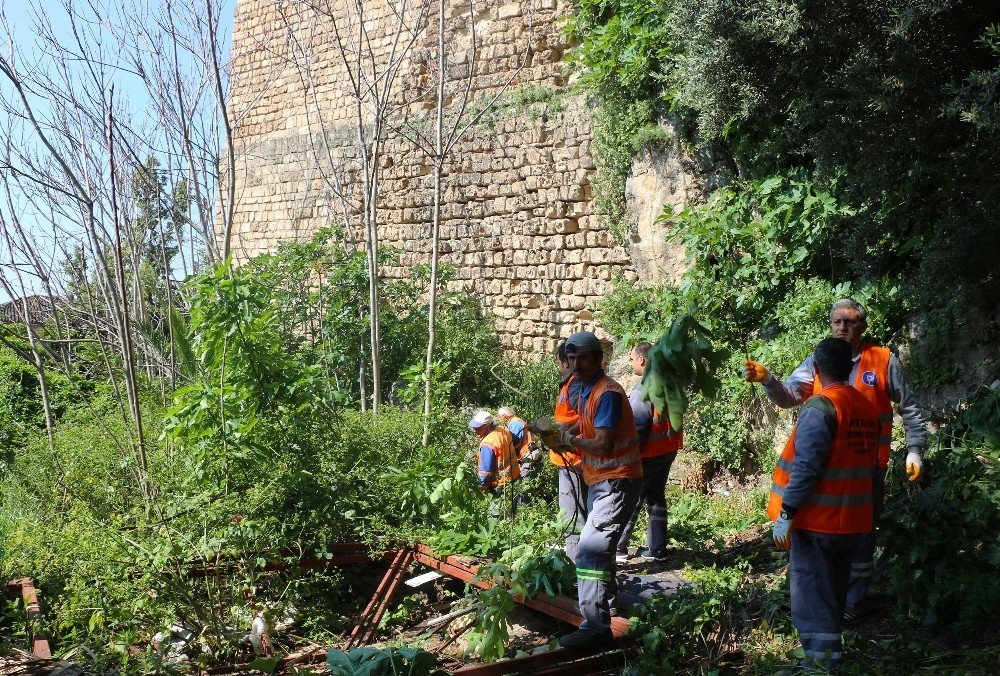 Antalya Büyükşehir’den Tarihi Surlarda Bahar Temizliği 2