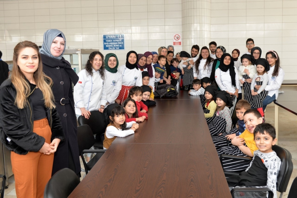 KMÜ'de Gastronomi ve Aşçılık Öğrenci Topluluğu Üyeleri İle Minikler Topl 2
