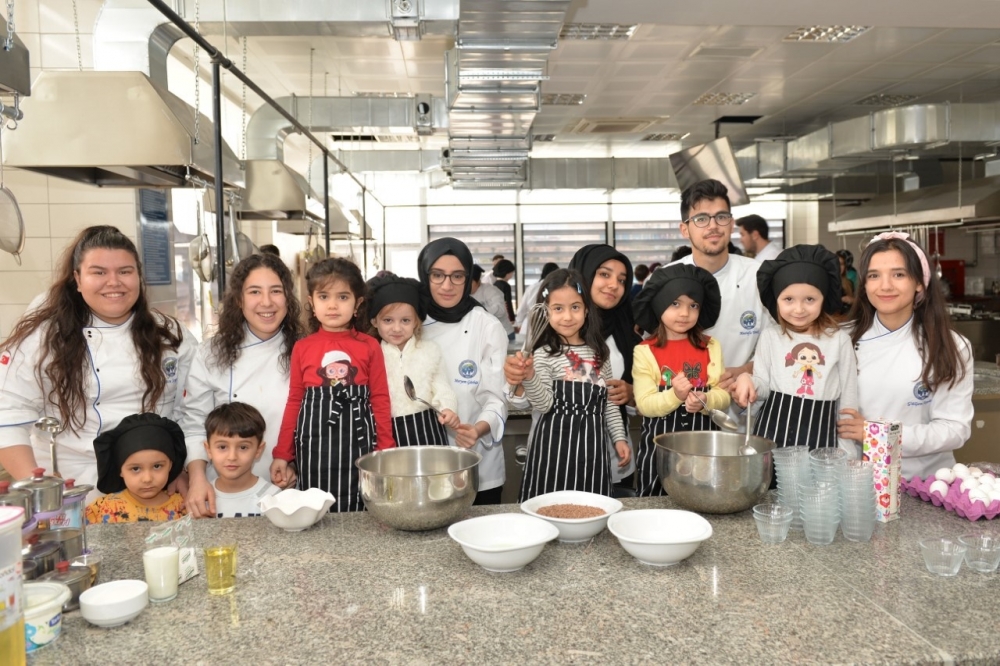 KMÜ'de Gastronomi ve Aşçılık Öğrenci Topluluğu Üyeleri İle Minikler Topl 3