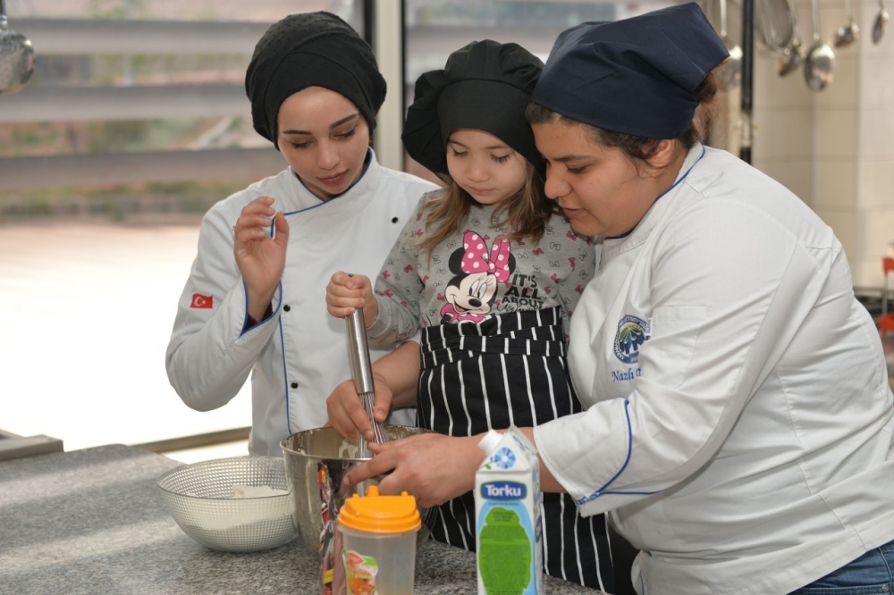 KMÜ'de Gastronomi ve Aşçılık Öğrenci Topluluğu Üyeleri İle Minikler Topl 4