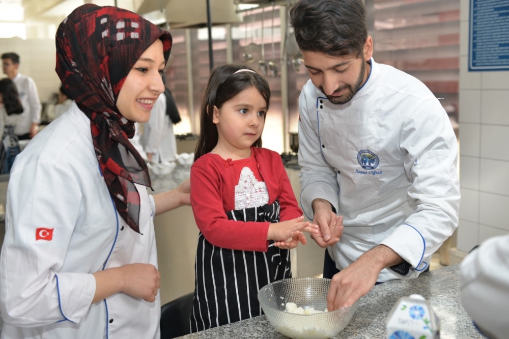 KMÜ'de Gastronomi ve Aşçılık Öğrenci Topluluğu Üyeleri İle Minikler Topl 5