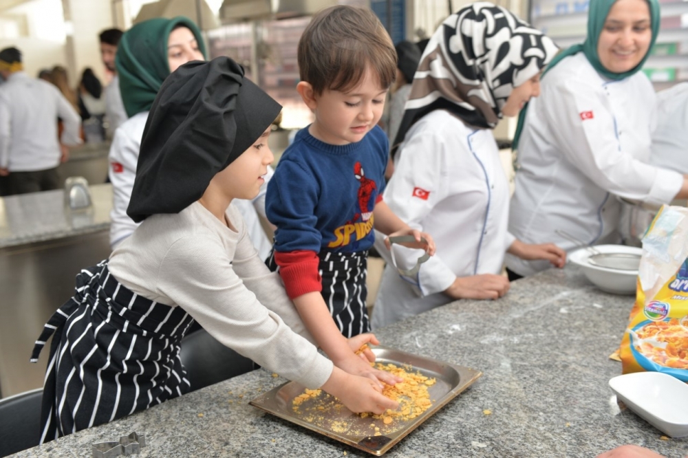 KMÜ'de Gastronomi ve Aşçılık Öğrenci Topluluğu Üyeleri İle Minikler Topl 6