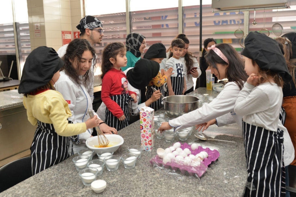 KMÜ'de Gastronomi ve Aşçılık Öğrenci Topluluğu Üyeleri İle Minikler Topl 7