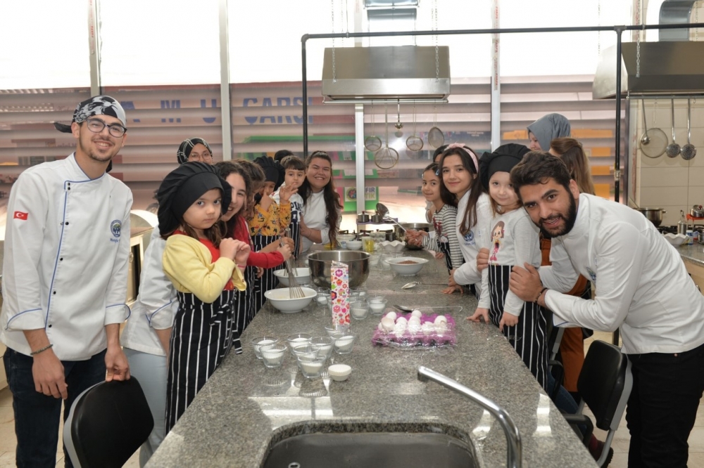KMÜ'de Gastronomi ve Aşçılık Öğrenci Topluluğu Üyeleri İle Minikler Topl 8