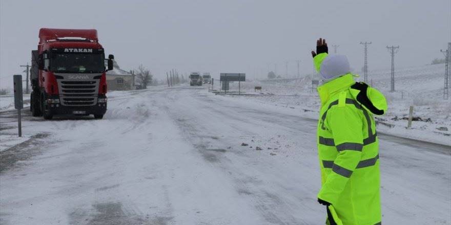Karaman-Mersin Kara Yolunda Kar Yağışı Etkisini Gösterdi