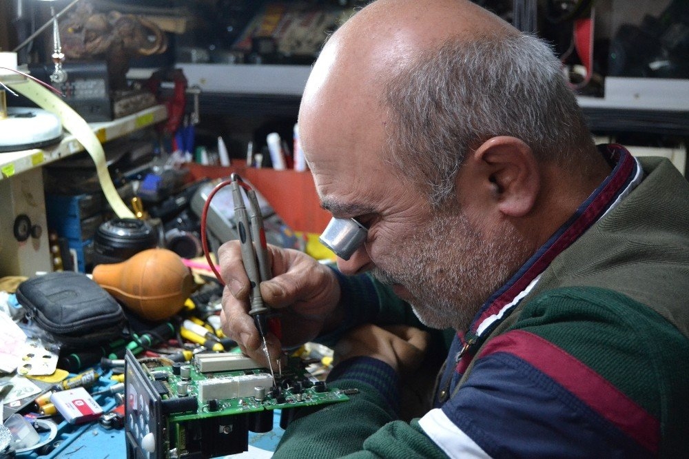 Konya'da Fotoğraf Makinelerini 12 Yıldır Tek Eliyle Tamir Ediyor 2