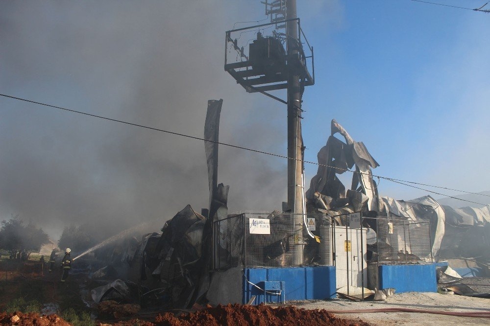 Antalya’da Fabrikada Yangın Çıktı, Sahibi Gözyaşlarını Tutamadı 1