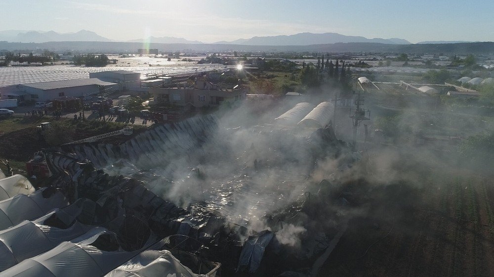 Antalya’da Fabrikada Yangın Çıktı, Sahibi Gözyaşlarını Tutamadı 10