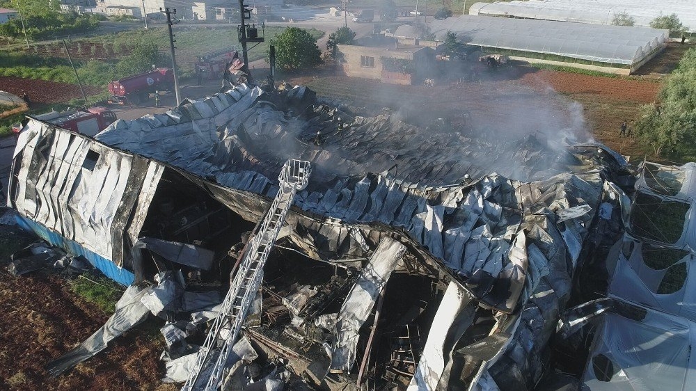 Antalya’da Fabrikada Yangın Çıktı, Sahibi Gözyaşlarını Tutamadı 12