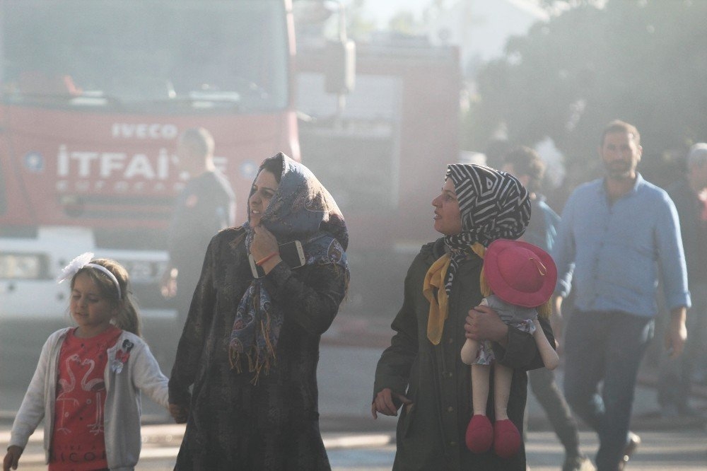 Antalya’da Fabrikada Yangın Çıktı, Sahibi Gözyaşlarını Tutamadı 13