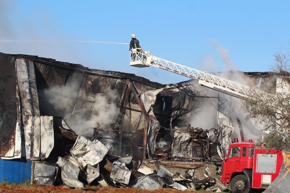 Antalya’da Fabrikada Yangın Çıktı, Sahibi Gözyaşlarını Tutamadı 14
