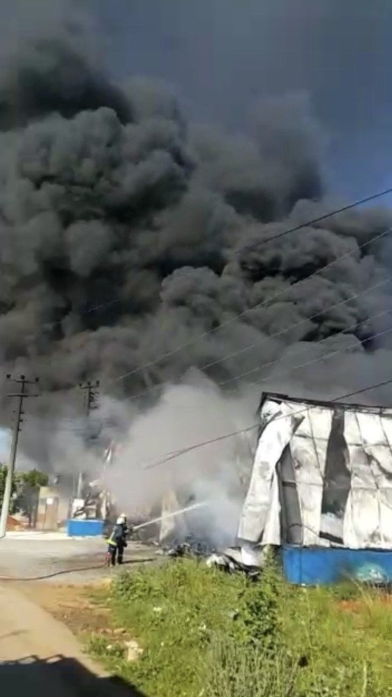 Antalya’da Fabrikada Yangın Çıktı, Sahibi Gözyaşlarını Tutamadı 19