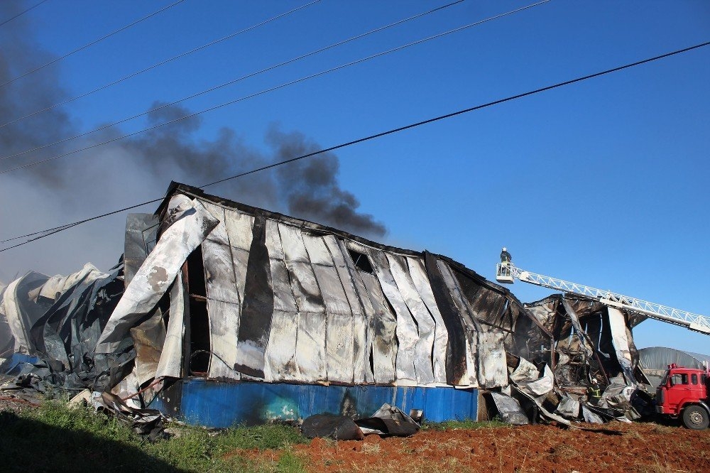 Antalya’da Fabrikada Yangın Çıktı, Sahibi Gözyaşlarını Tutamadı 24
