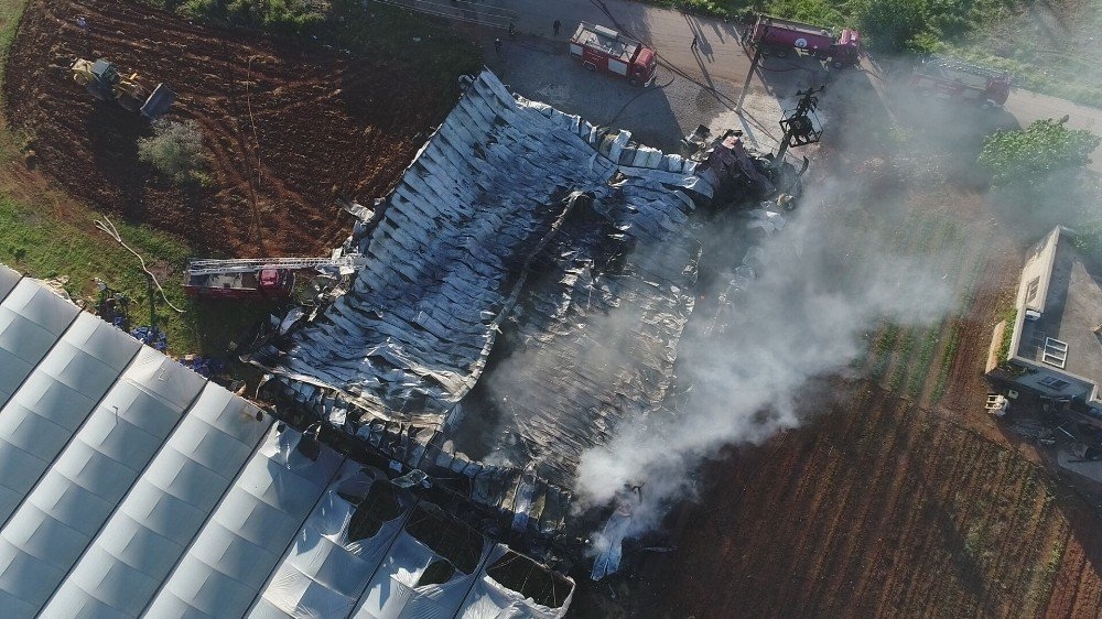 Antalya’da Fabrikada Yangın Çıktı, Sahibi Gözyaşlarını Tutamadı 8