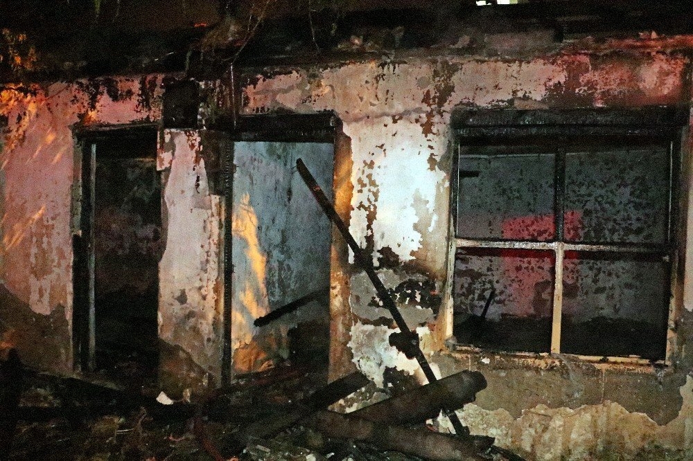 Evinin Kül Oluşunu Gözyaşları İçinde İzledi 8