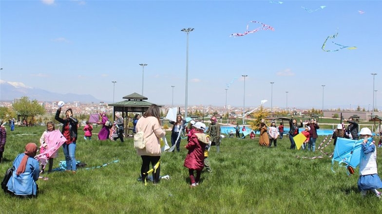 Karaman'da Gökyüzünü Uçurtmalarla Süslediler 1