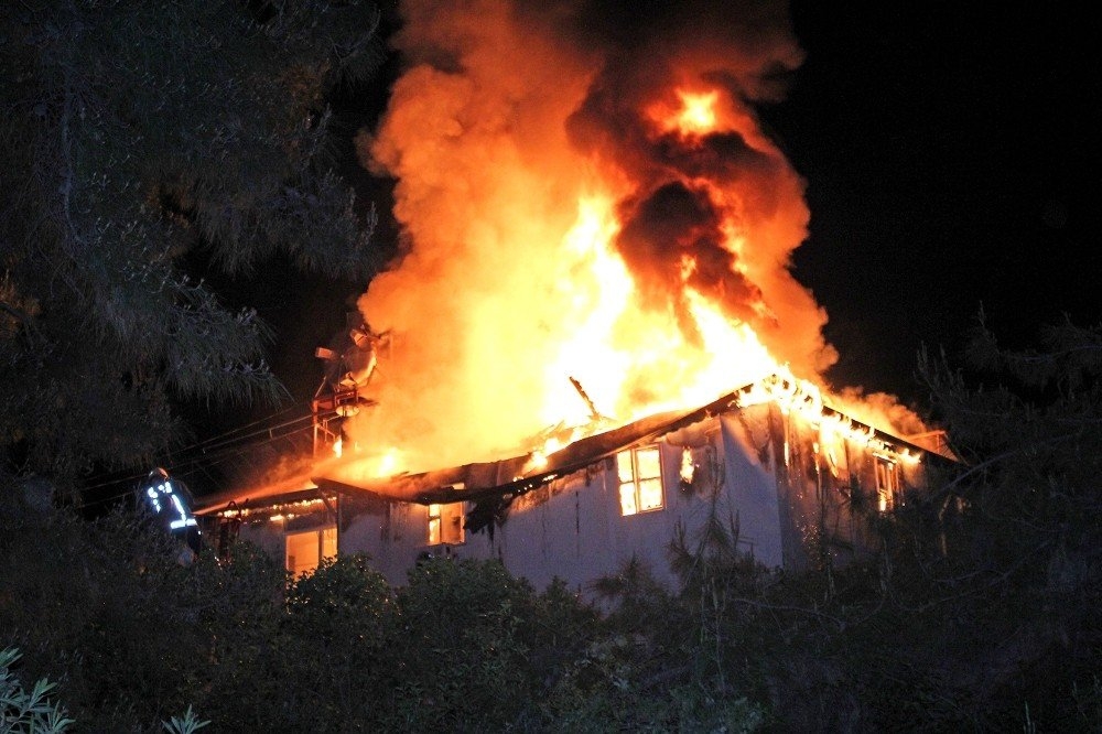 Antalya'da Otelin Personel Lojmanında Yangın 2