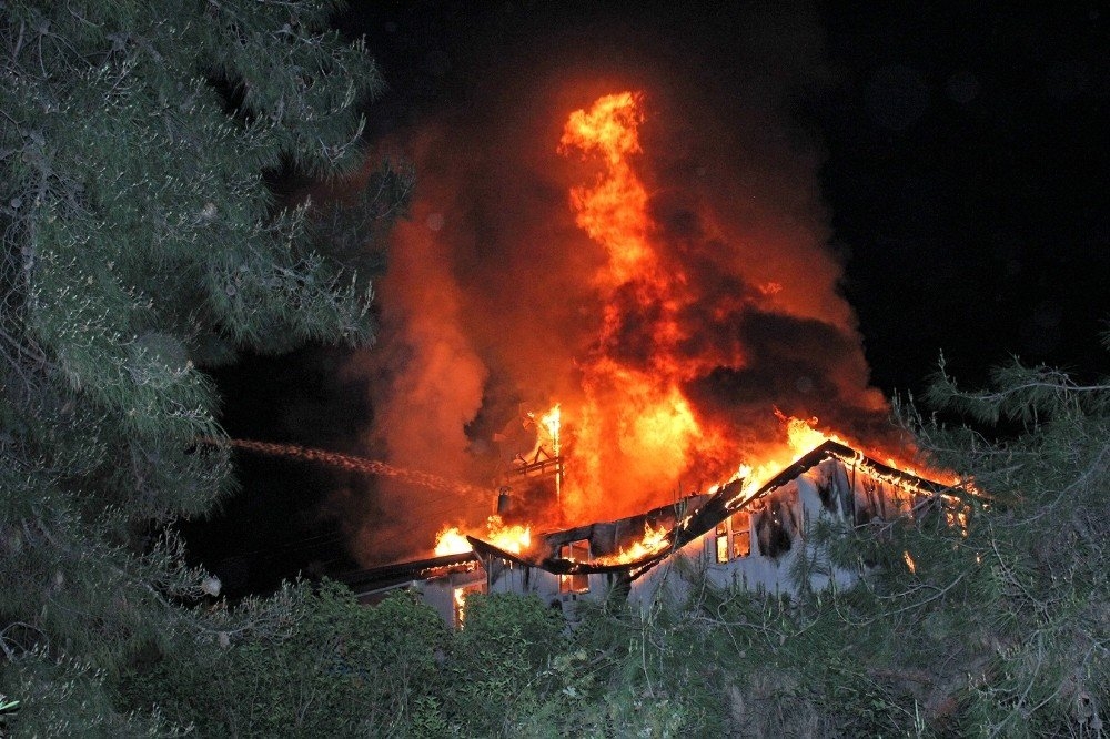 Antalya'da Otelin Personel Lojmanında Yangın 3