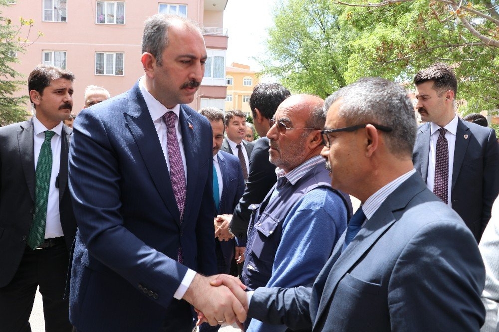 Adalet Bakanı Abdülhamit Gül’den Öldürülen Avukatın Evine Taziye Ziyaret 3