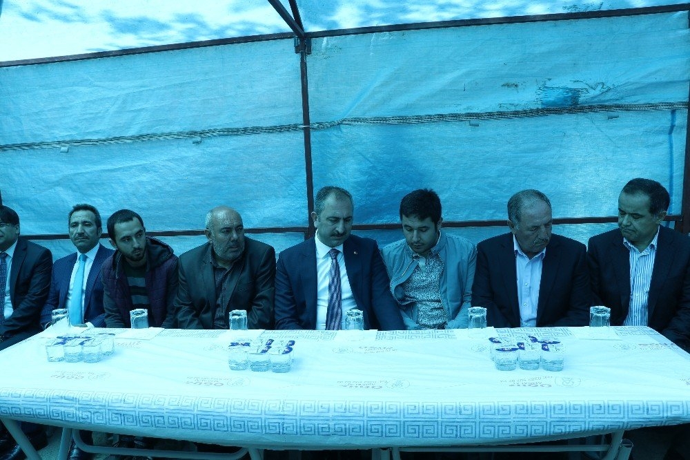 Adalet Bakanı Abdülhamit Gül’den Öldürülen Avukatın Evine Taziye Ziyaret 4
