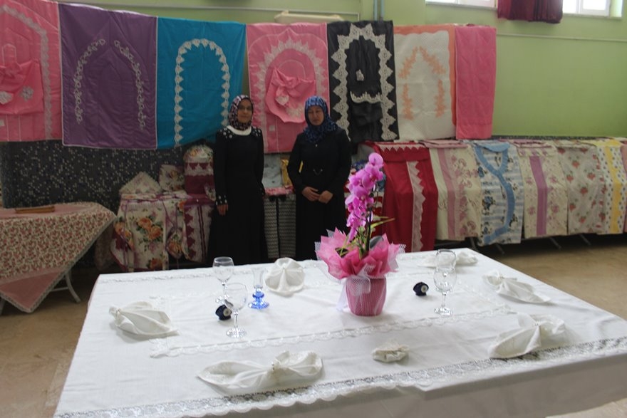 Karamanoğlu Mehmet Bey İlkokulunda Halk Eğitim Sergisi 1