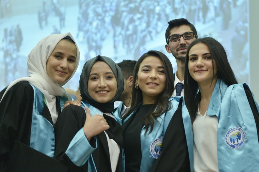 KMÜ Sosyal Bilimler MYO'da Mezuniyet Sevinci 13