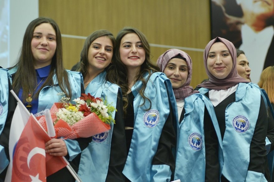 KMÜ Sosyal Bilimler MYO'da Mezuniyet Sevinci 14