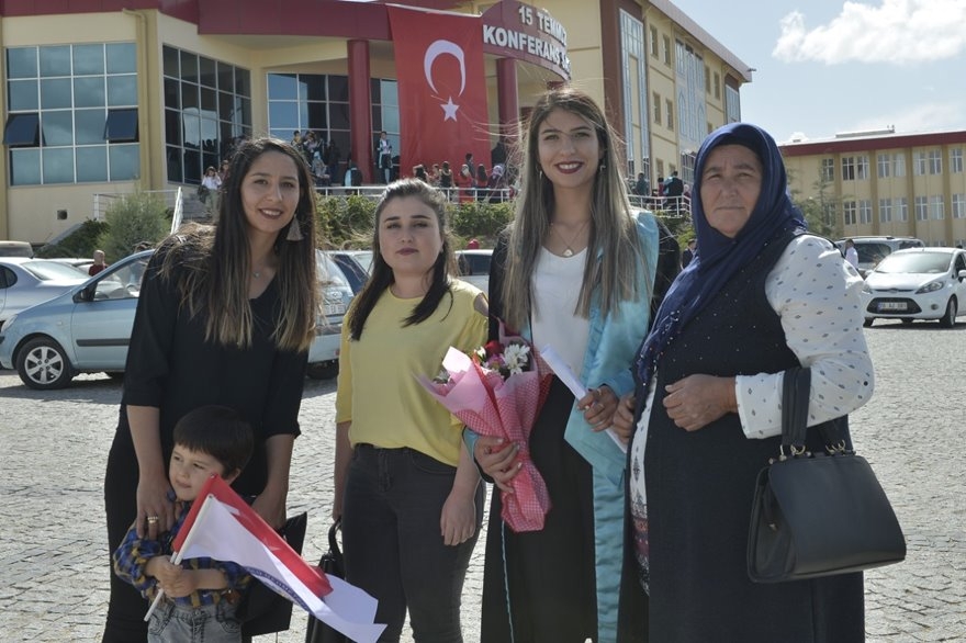 KMÜ Sosyal Bilimler MYO'da Mezuniyet Sevinci 15