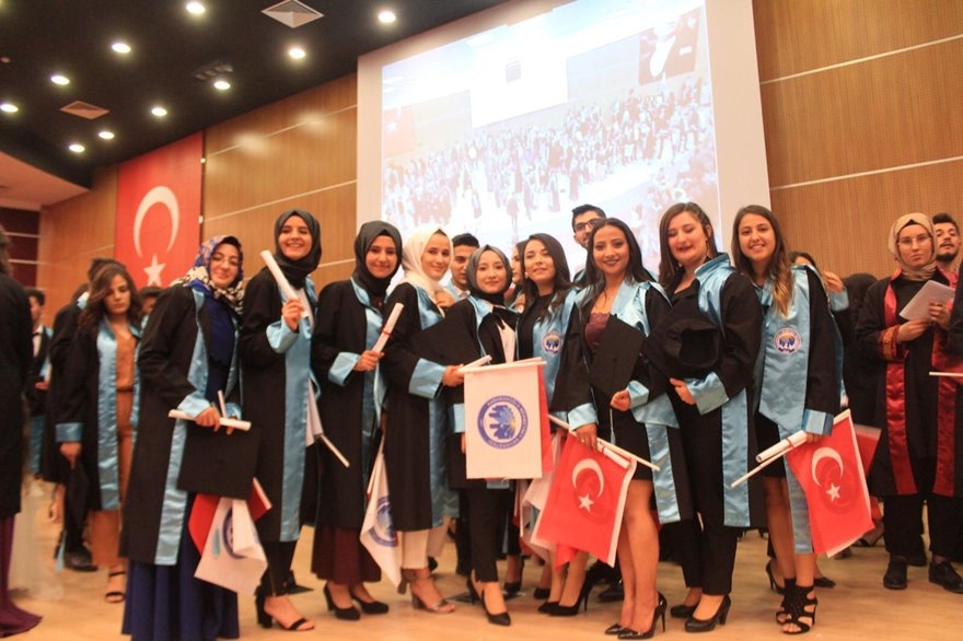 KMÜ Sosyal Bilimler MYO'da Mezuniyet Sevinci 2