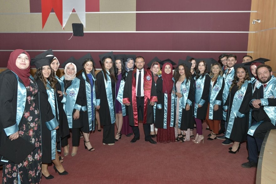 KMÜ Sosyal Bilimler MYO'da Mezuniyet Sevinci 4