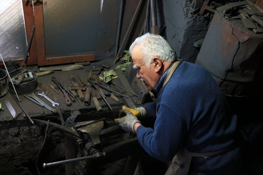 Karaman'ın "Şair" Demircisi Aşık Mehmet 11