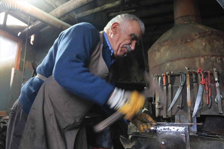 Karaman'ın "Şair" Demircisi Aşık Mehmet 9