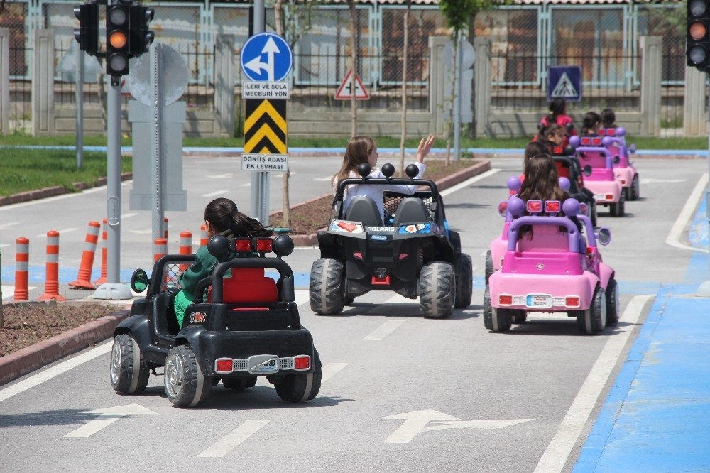 Konya'da Çocuklar Trafik Kurallarını Araba Kullanarak Öğreniyor 7